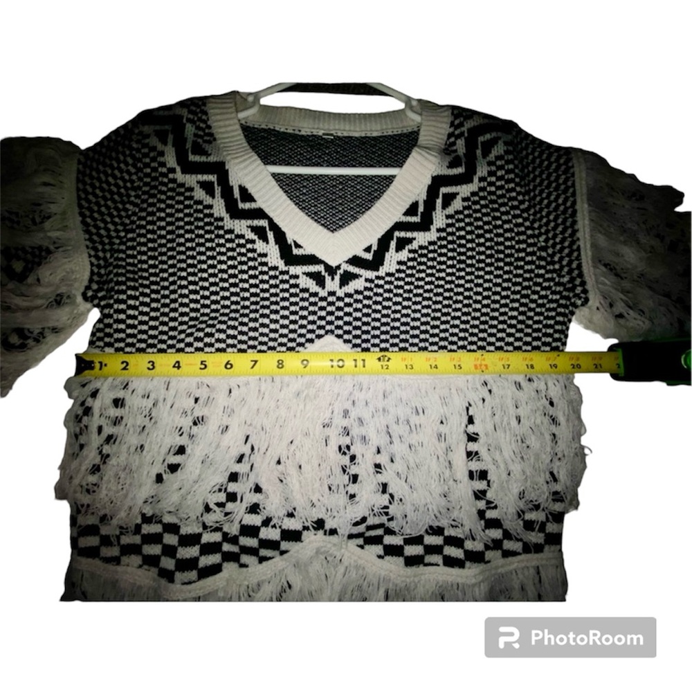 🆕Boho Black & White Checkered Fringe Sweater - Picture 5 of 8